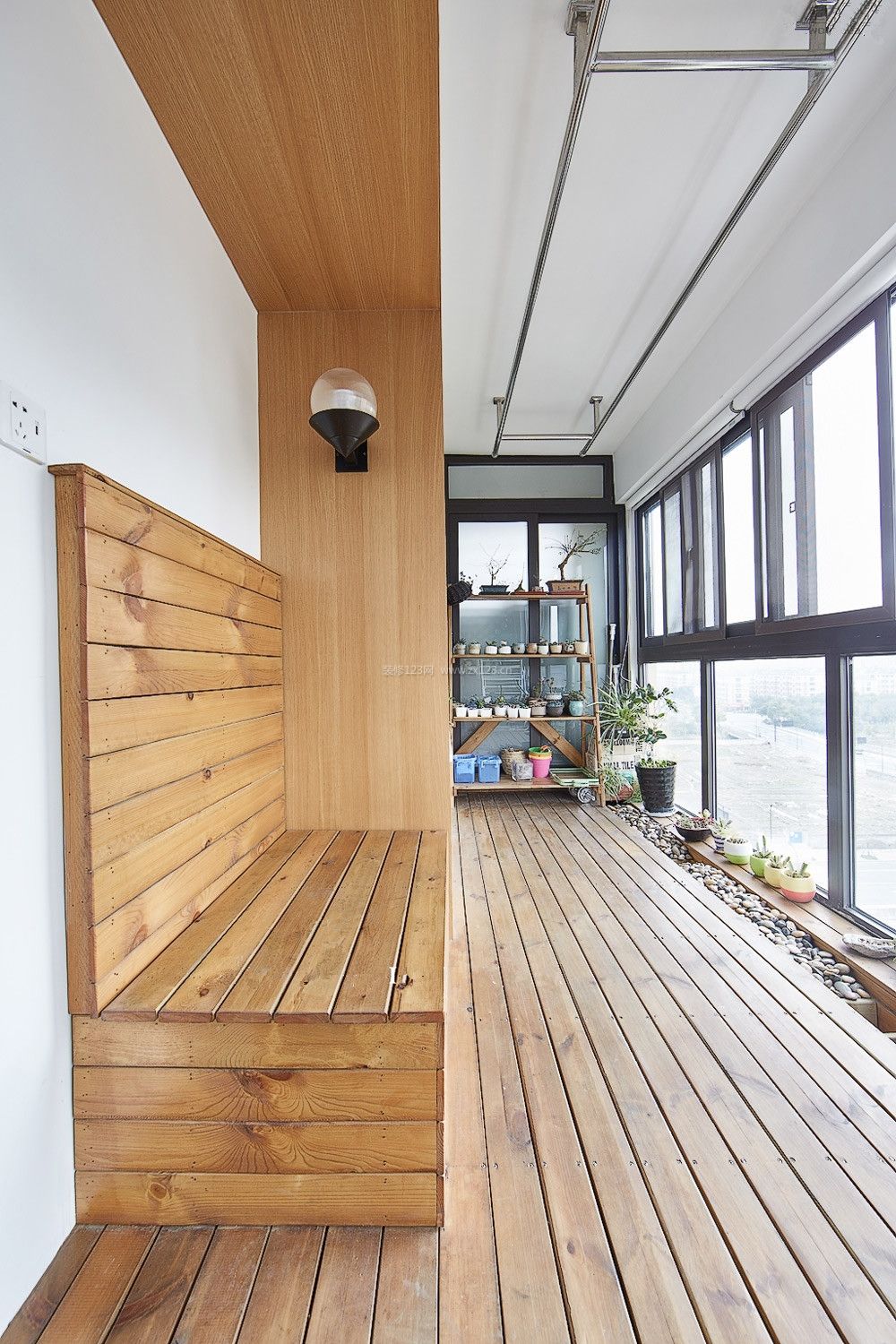 2022现代简约温馨休闲区阳台沙发装修设计图片