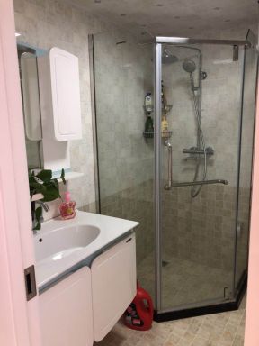 2023简易现代卫生间玻璃淋浴房设计图片