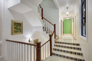 2023美式别墅室内楼梯设计图片