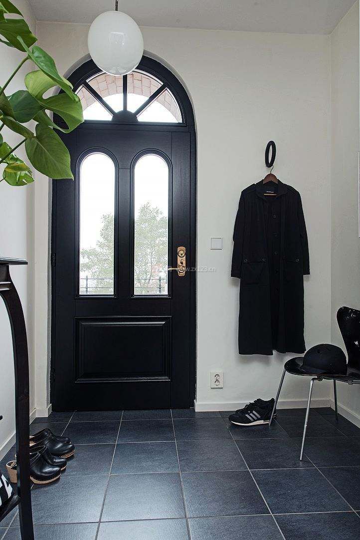 北欧风格黑色门框装修效果图片
