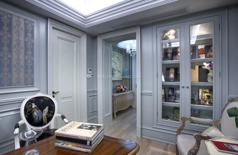 2023舒适欧式书房书柜玻璃门装修效果图片