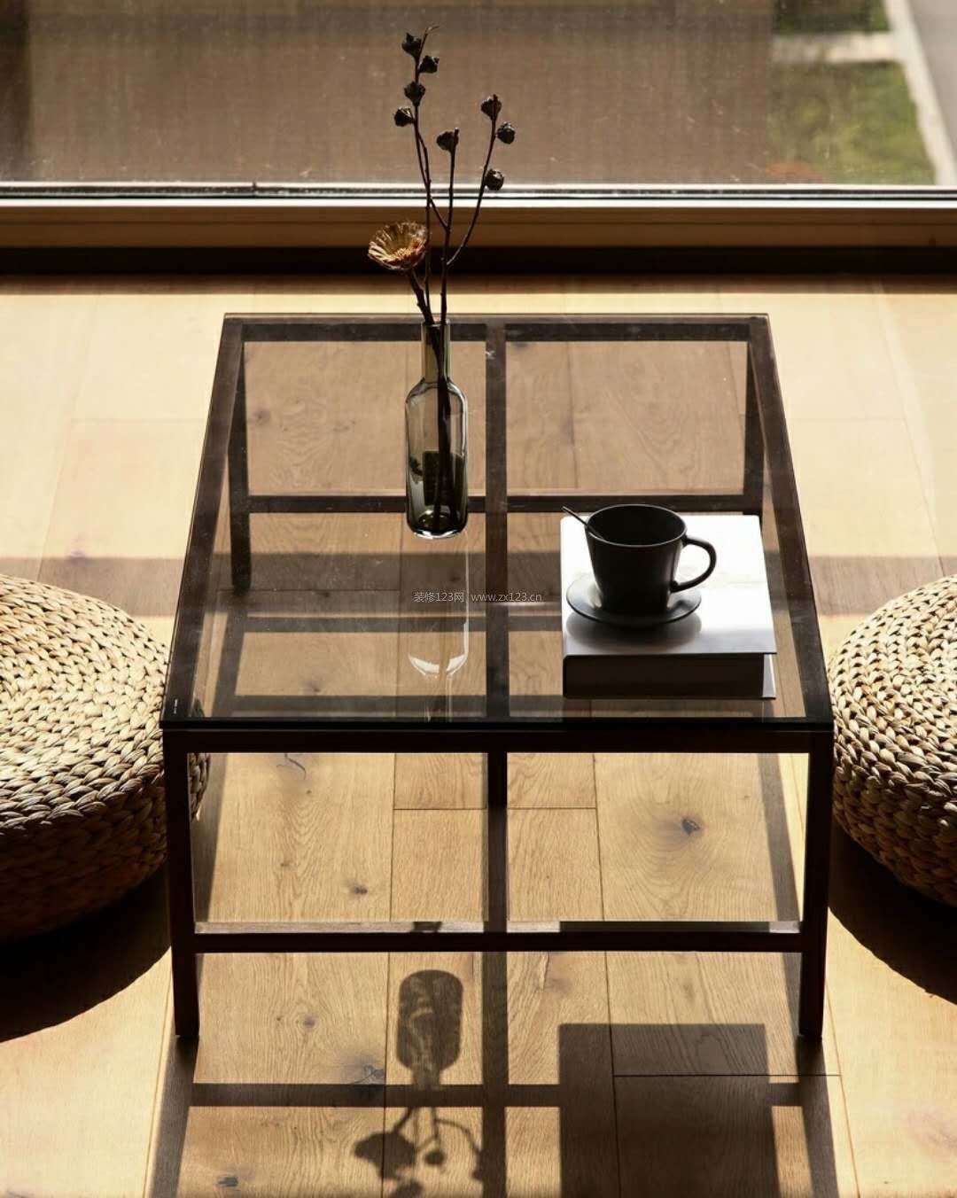 2023日式风格阳台玻璃茶几装修效果图片