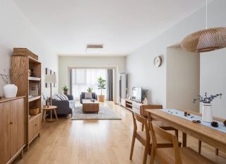 日式公寓浅色木地板装修效果图