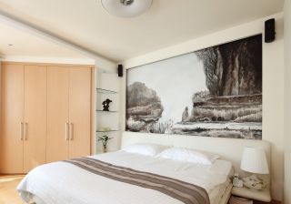 日式公寓卧室床头装饰画装修效果图