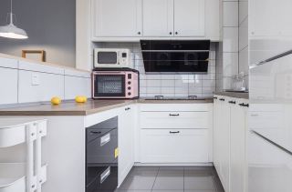 60平米两居室白色小厨房装修效果图