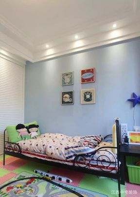 现代美式卧室铁艺床装修效果图片