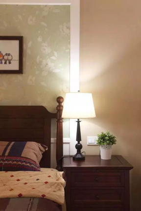 2023现代美式卧室床头柜台灯装修效果图片