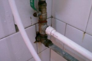家里水管漏水怎么办