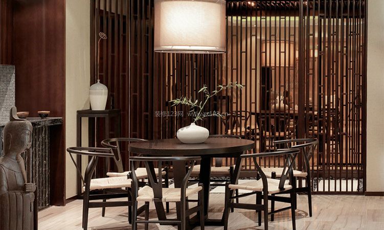 2023中式风格餐厅家用实木圆餐桌装修图片