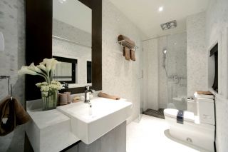 家庭卫浴间白色简单装修设计图