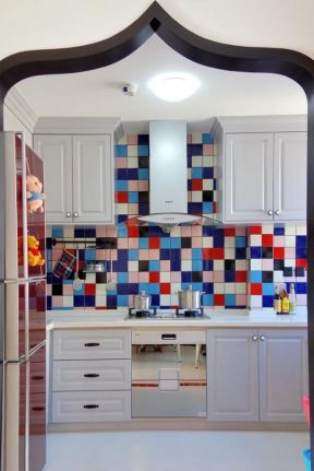 厨房格子瓷砖色彩装饰装修效果图