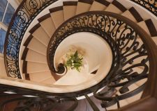【重庆东易日盛装饰】私人别墅装修如何选择楼梯