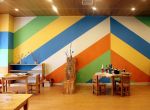 幼儿园室内彩色条纹背景墙装修设计图片
