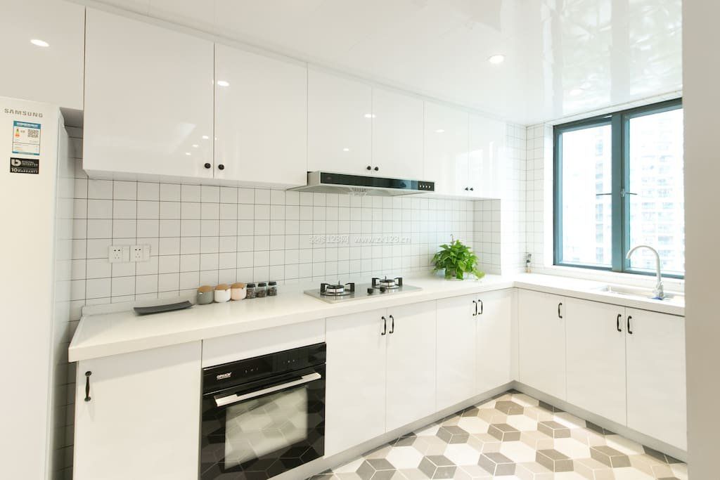 中小户型厨房室内白色橱柜装修效果图