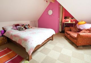 斜面阁楼女生卧室粉色墙面设计图