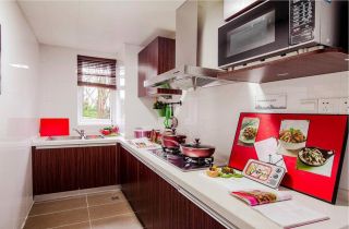 中小户型家装厨房红色橱柜设计效果图