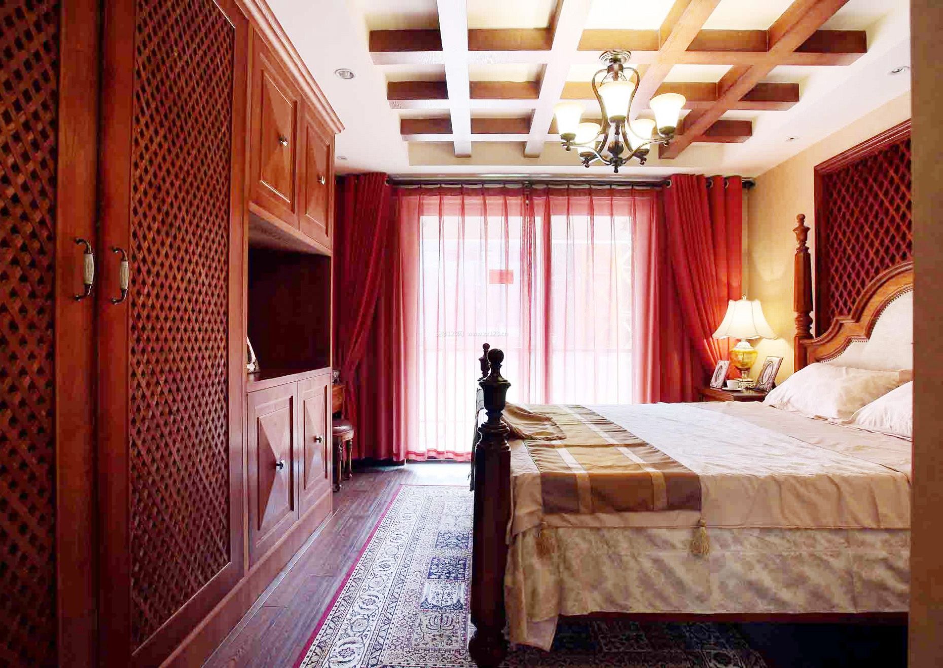 小洋房别墅卧室红色窗帘装饰设计效果图