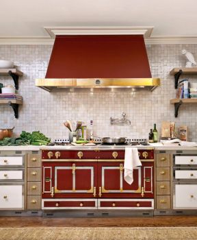 2023法式风格厨房酒红色橱柜装修效果图片