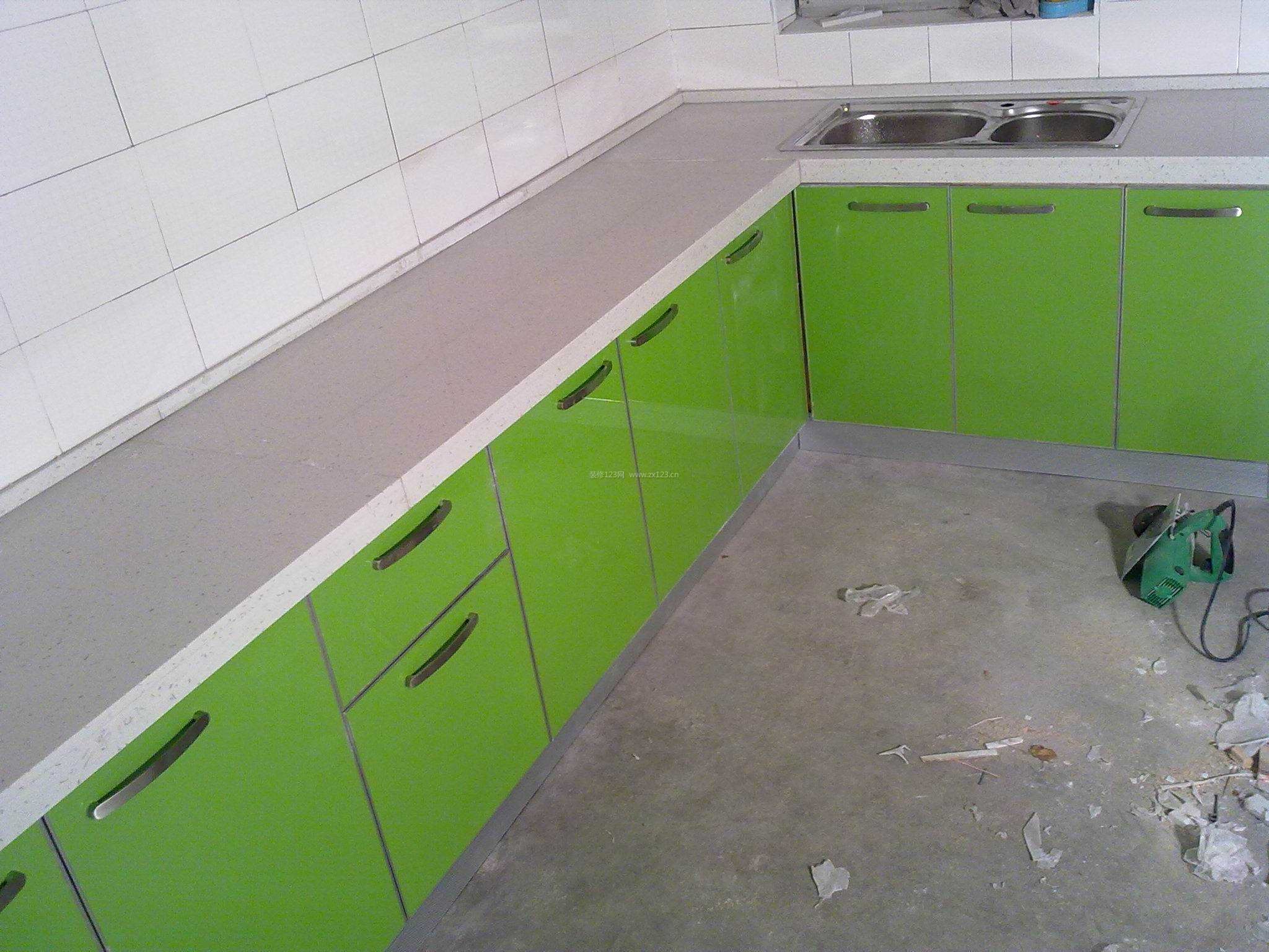 2018现代风格厨房果绿色橱柜设计图片