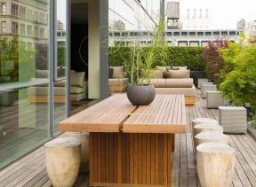 2023家庭屋顶露台实木桌子设计实景图