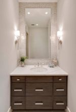 小户型卫生间洗手台壁柜镜前灯图片