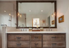 美式风格样板房卫生间镜子装饰图片
