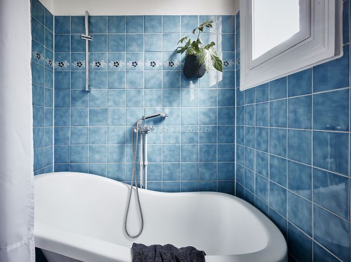 2023北欧卫生间白色浴缸装修效果图片