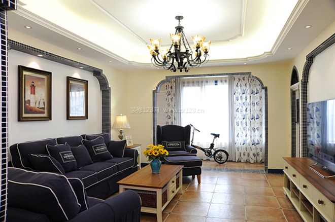地中海风格客厅深蓝色沙发搭配图片