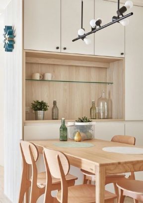 北欧风格餐厅木质餐桌布置图片