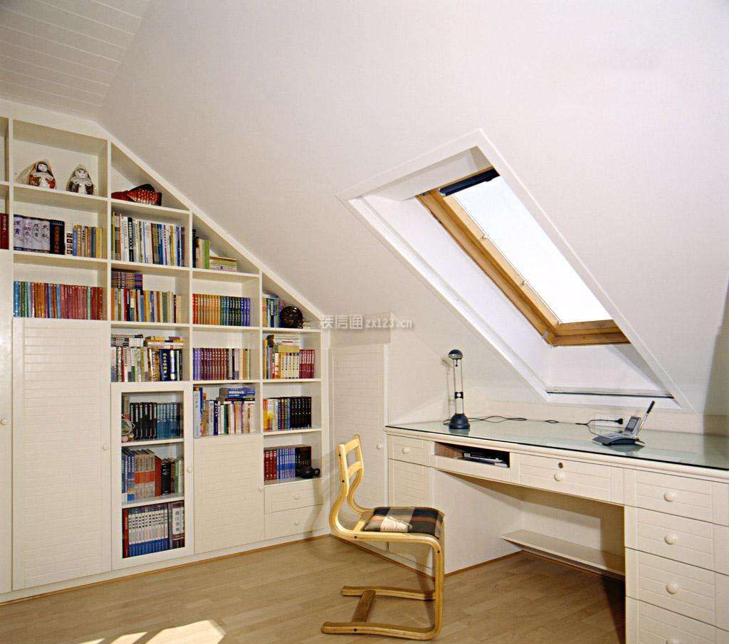 简约风格斜顶阁楼书房天窗采光布置图片