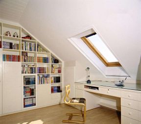 简约风格斜顶阁楼书房天窗采光布置图片
