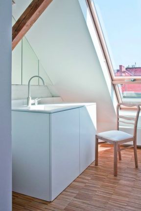 北欧风格斜顶阁楼洗手间天窗设计图片
