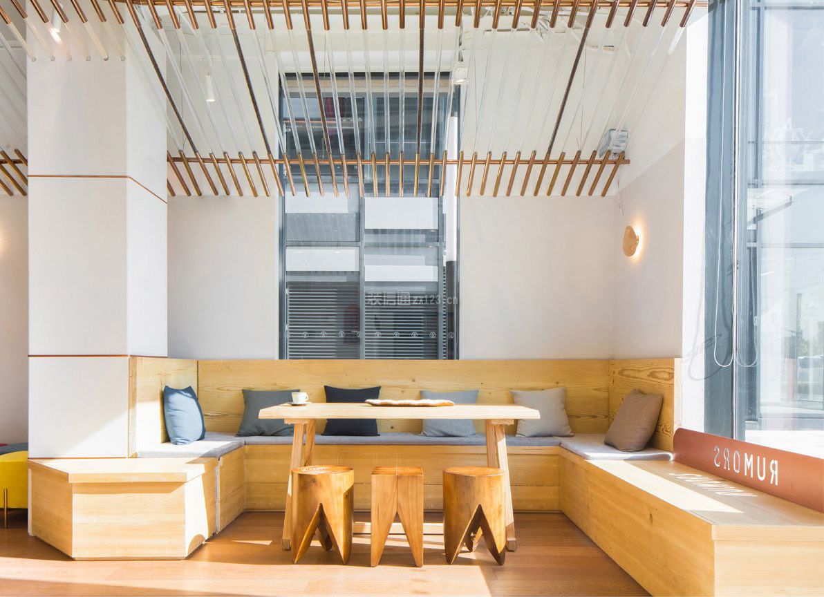现代小型咖啡店实木桌椅设计图片