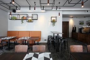  北欧风格小型咖啡店挂墙置物架设计图片