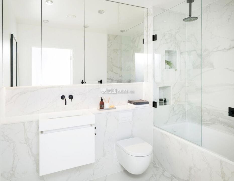 超小浴室纯白色装修效果图欣赏