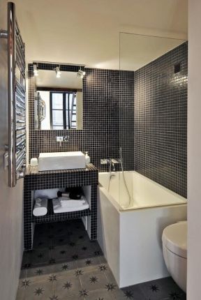 超小浴室黑色马赛克瓷砖装修效果图