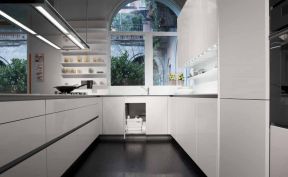 2023现代U型厨房白色板式橱柜装修图片