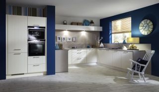 家装开放式厨房白色板式橱柜台面设计效果图片
