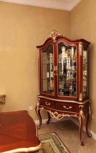 欧式古典风格高档红色酒柜装修效果图片
