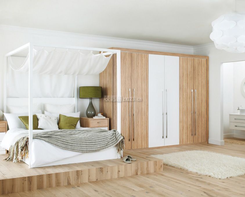 清新北欧风格卧室板式三门衣柜装修设计图片