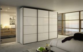 2023现代风格卧室白色板式衣柜移门设计图片