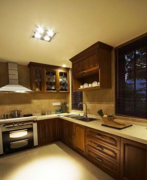  2020居家厨房实木橱柜效果图 转角厨房装修效果图