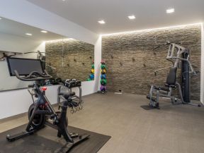 背景墙砖效果图 小型健身房装修 小型健身房设计图片