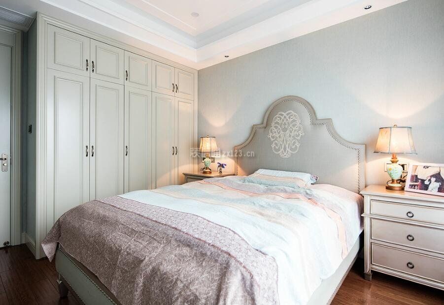 115平米房子温馨卧室床头柜装修设计图
