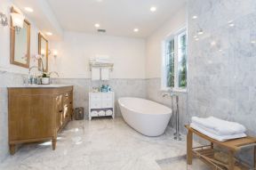 高档浴室简约白色浴缸摆放设计图片