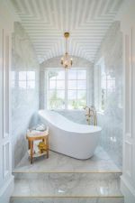 欧式家装浴室白色浴缸摆放效果图片