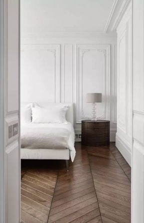 温馨家庭白色卧室装修设计图片