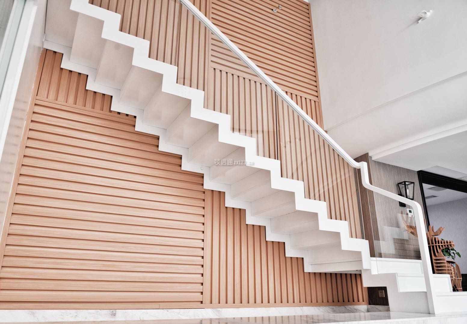 富湾国际320平米复式现代风格楼梯装修效果图