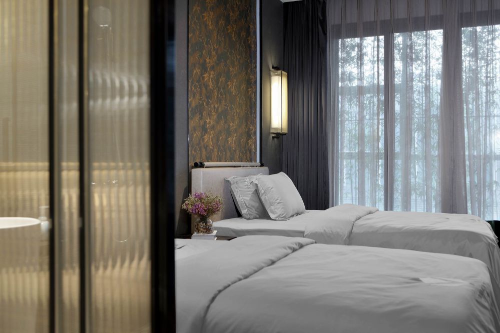 新中式风格会所休息室双床布置图片