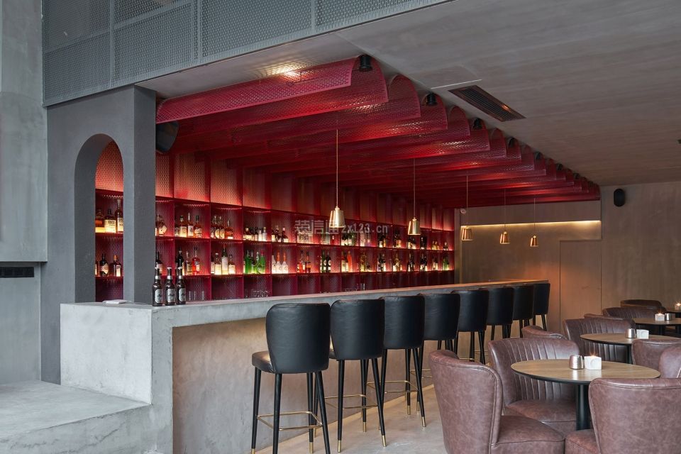 大型酒吧吧台酒柜红色装饰设计效果图